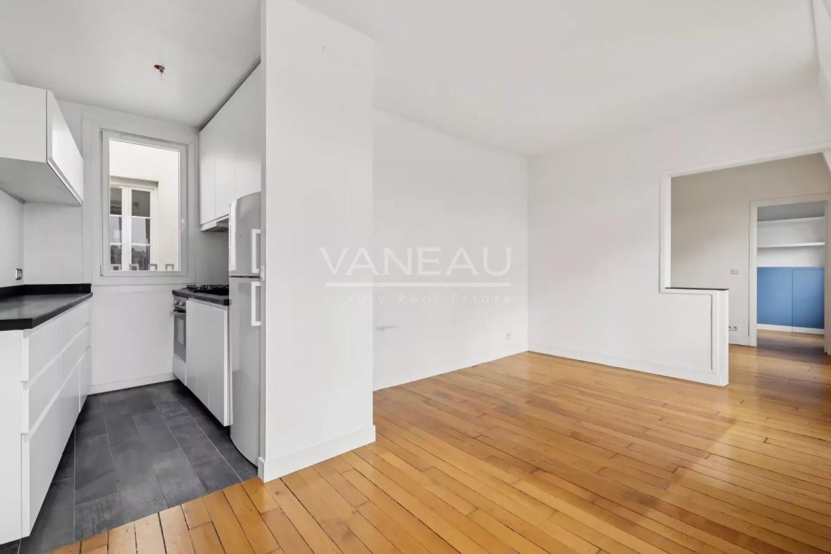 Paris IIème - Dernier étage avec ascenseur - vue dégagée