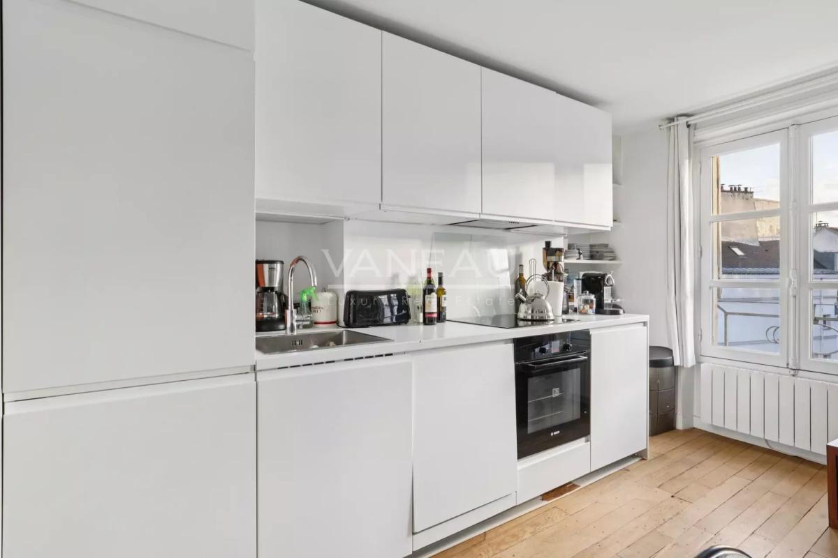 Exclusivité  - Paris 4e - Rue Saint-Antoine - vue dégagée et ens