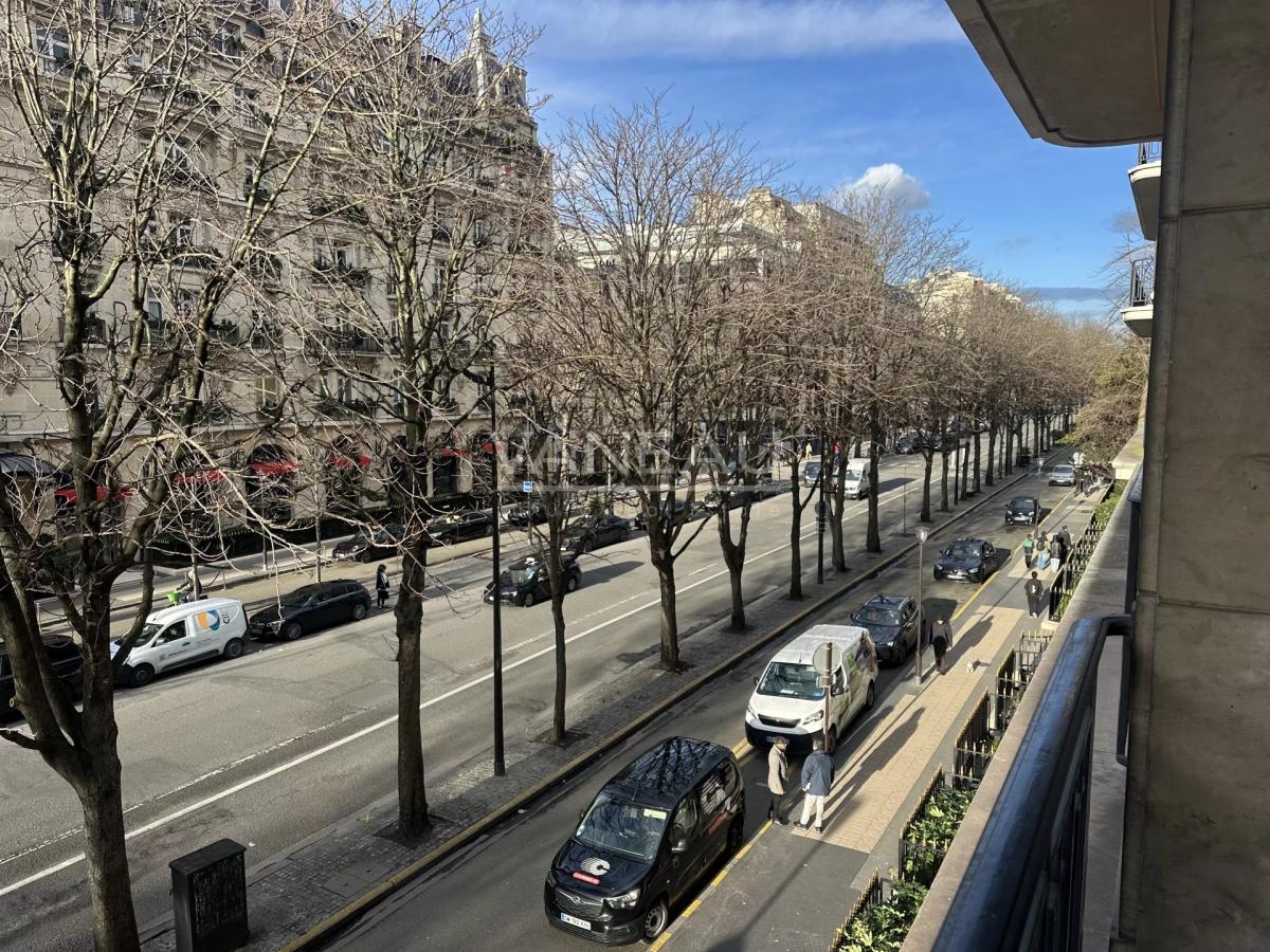 Paris VIII - Avenue Montaigne - Appartement de caractère