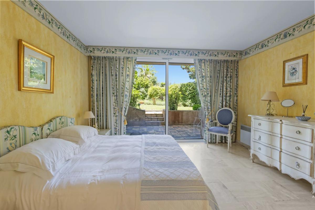 A VENDRE CANNES LE CANNET  VILLA SPACIEUSE DOMAINE PRIVE