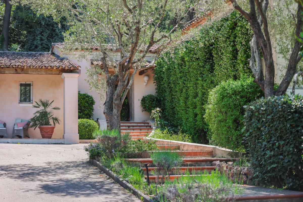 A VENDRE CANNES LE CANNET  VILLA SPACIEUSE DOMAINE PRIVE