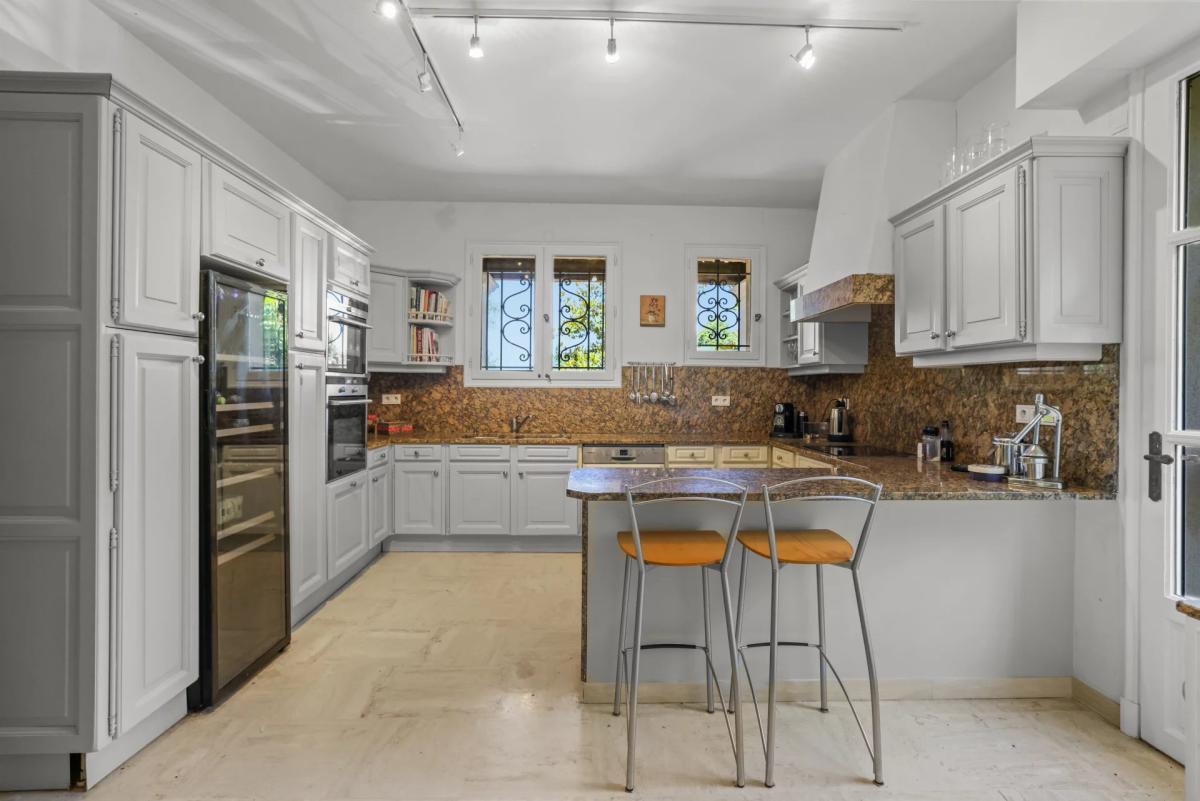 A VENDRE CANNES LE CANNET  VILLA SPACIEUSE DOMAINE PRIVE