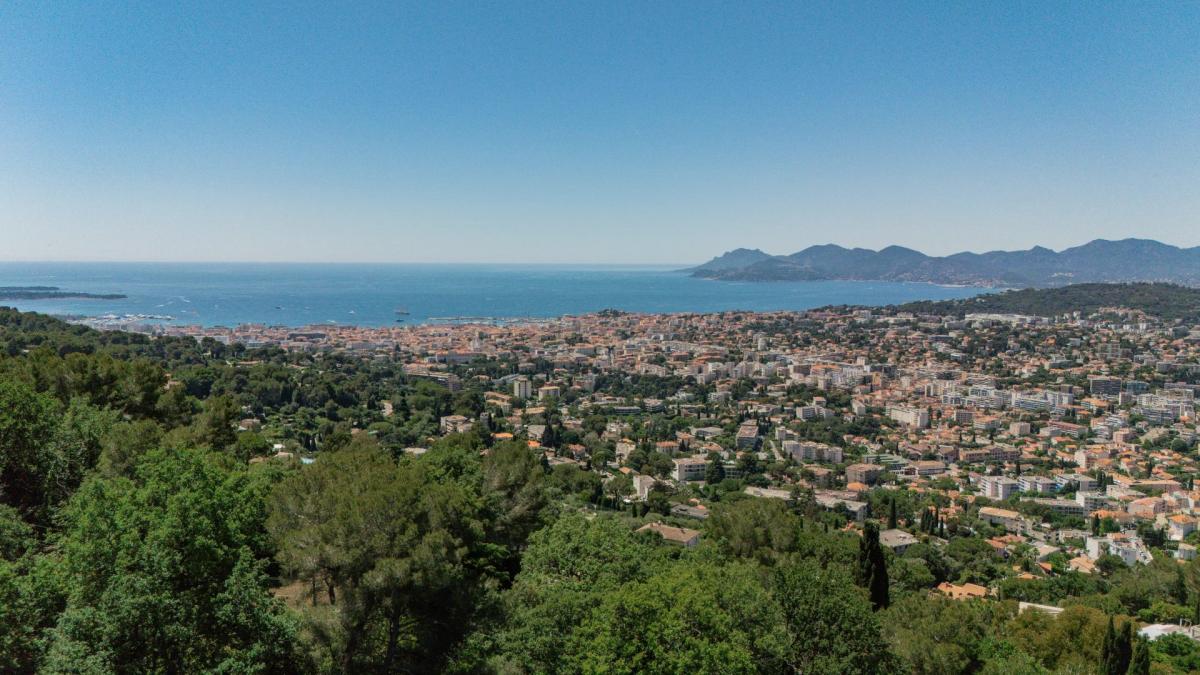 A VENDRE CANNES LE CANNET  VILLA SPACIEUSE DOMAINE PRIVE