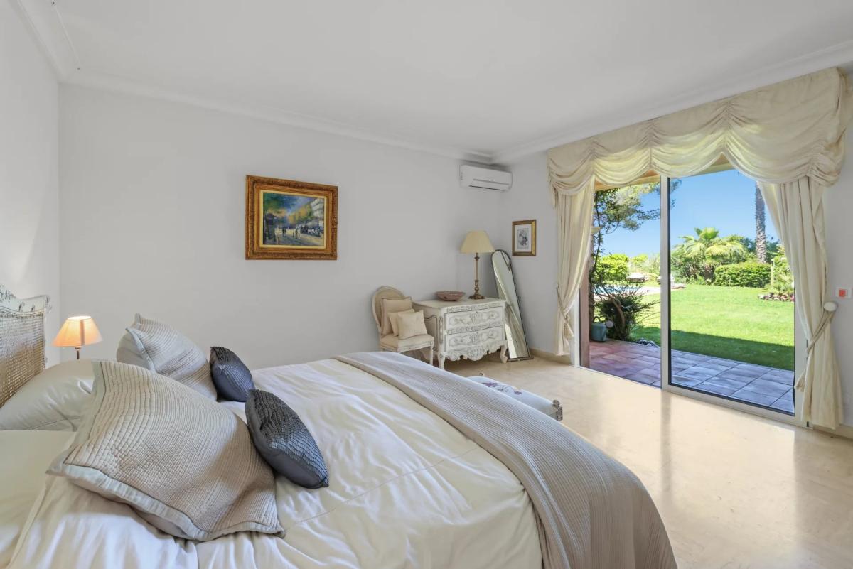 A VENDRE CANNES LE CANNET  VILLA SPACIEUSE DOMAINE PRIVE