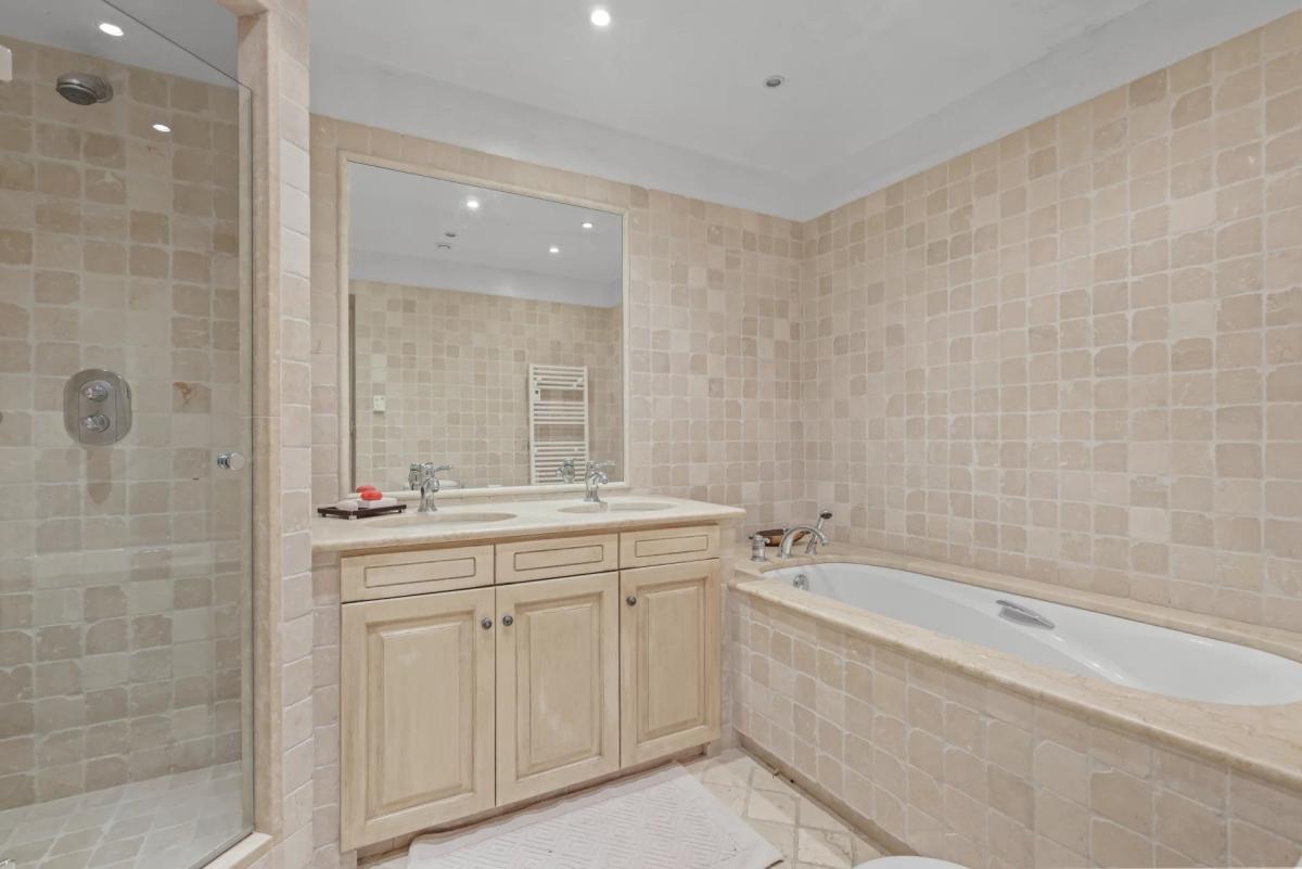 A VENDRE CANNES LE CANNET  VILLA SPACIEUSE DOMAINE PRIVE