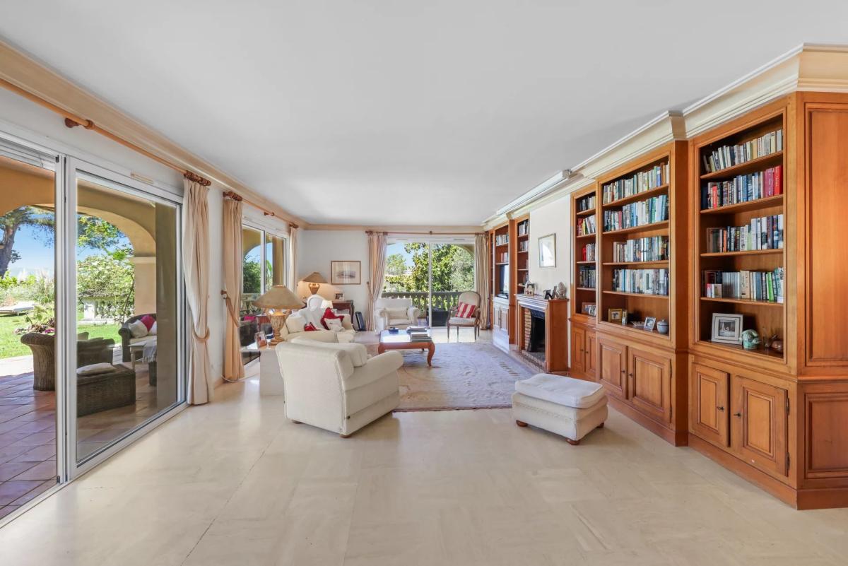 A VENDRE CANNES LE CANNET  VILLA SPACIEUSE DOMAINE PRIVE