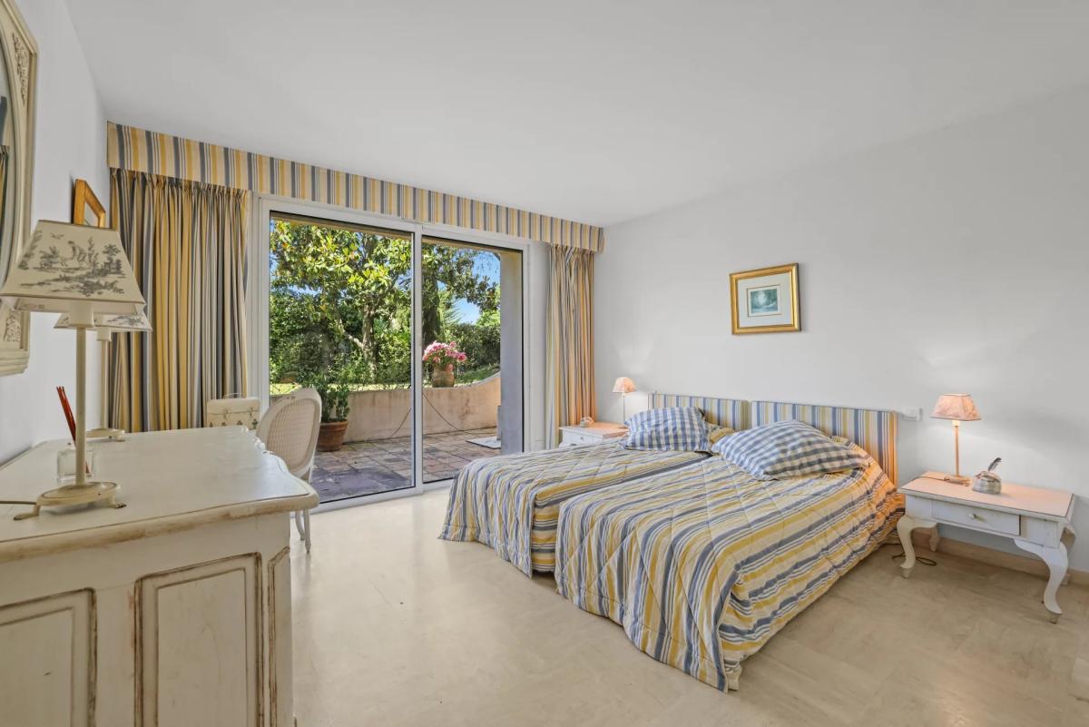 A VENDRE CANNES LE CANNET  VILLA SPACIEUSE DOMAINE PRIVE