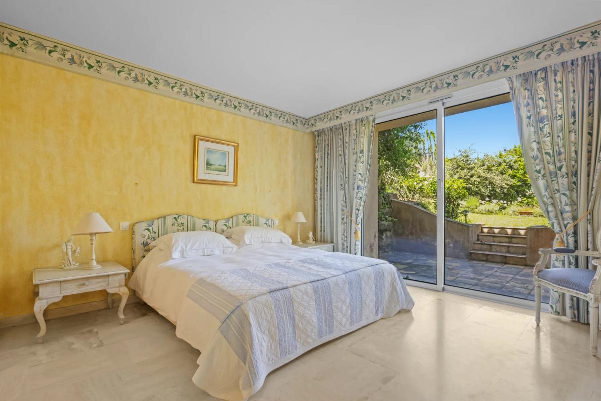 A VENDRE CANNES LE CANNET  VILLA SPACIEUSE DOMAINE PRIVE