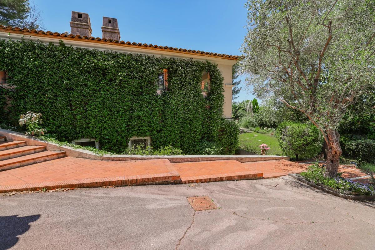 A VENDRE CANNES LE CANNET  VILLA SPACIEUSE DOMAINE PRIVE