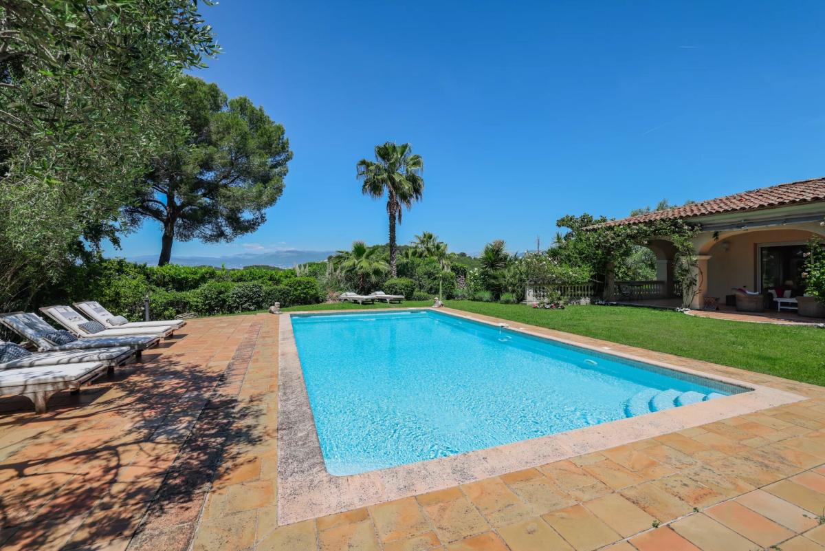 A VENDRE CANNES LE CANNET  VILLA SPACIEUSE DOMAINE PRIVE