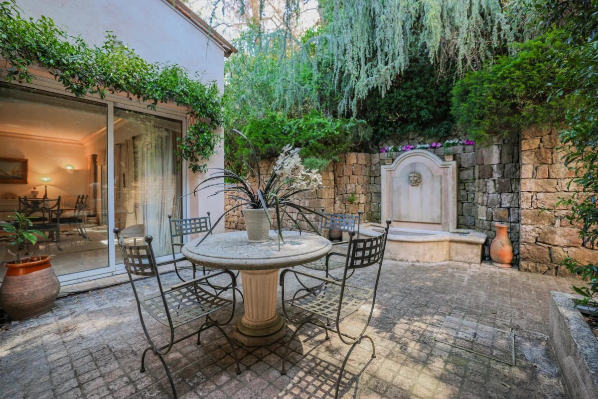 A VENDRE CANNES LE CANNET  VILLA SPACIEUSE DOMAINE PRIVE