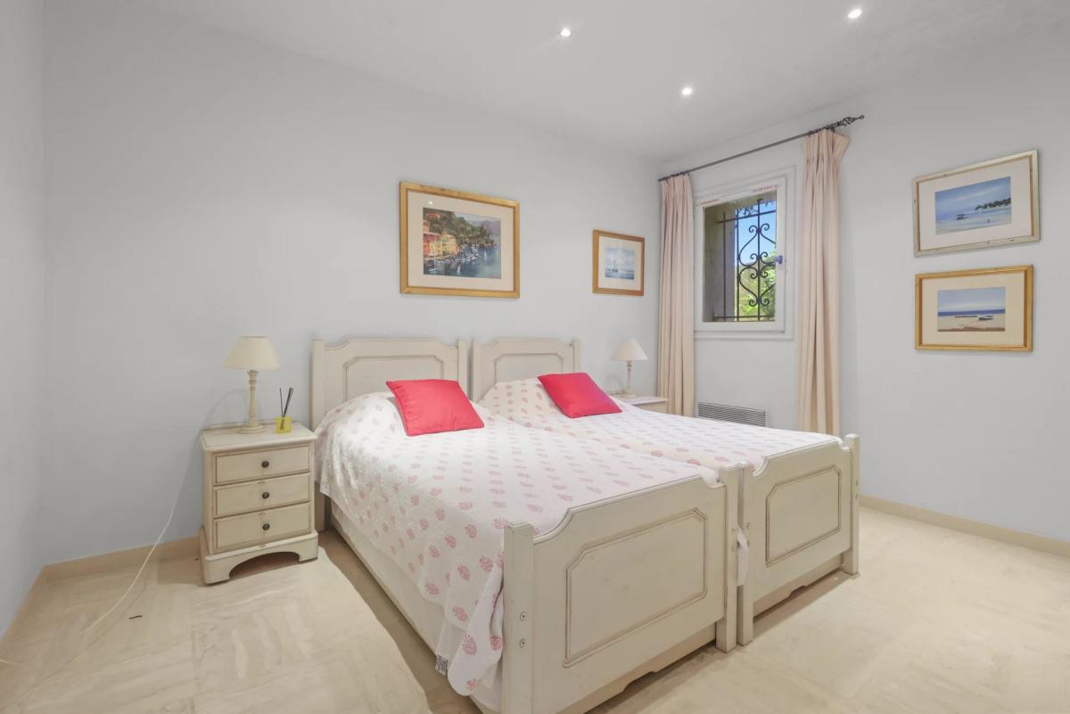 A VENDRE CANNES LE CANNET  VILLA SPACIEUSE DOMAINE PRIVE