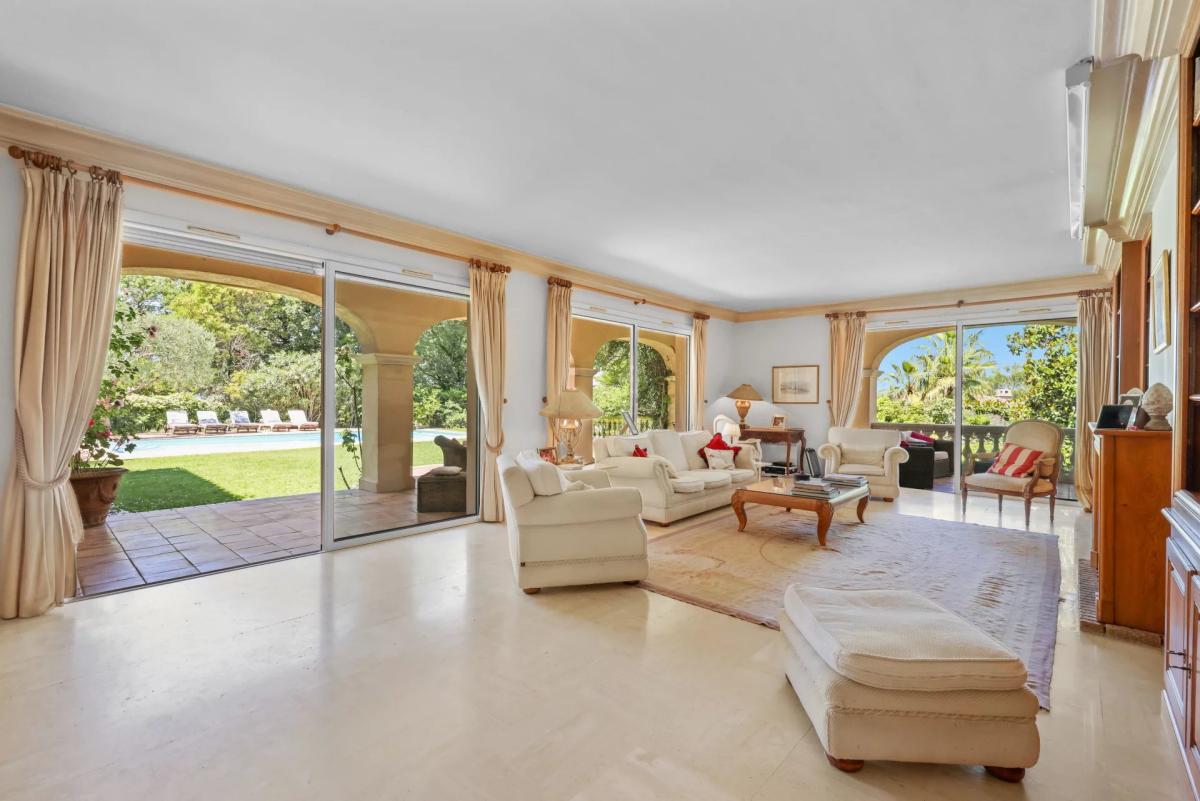 A VENDRE CANNES LE CANNET  VILLA SPACIEUSE DOMAINE PRIVE