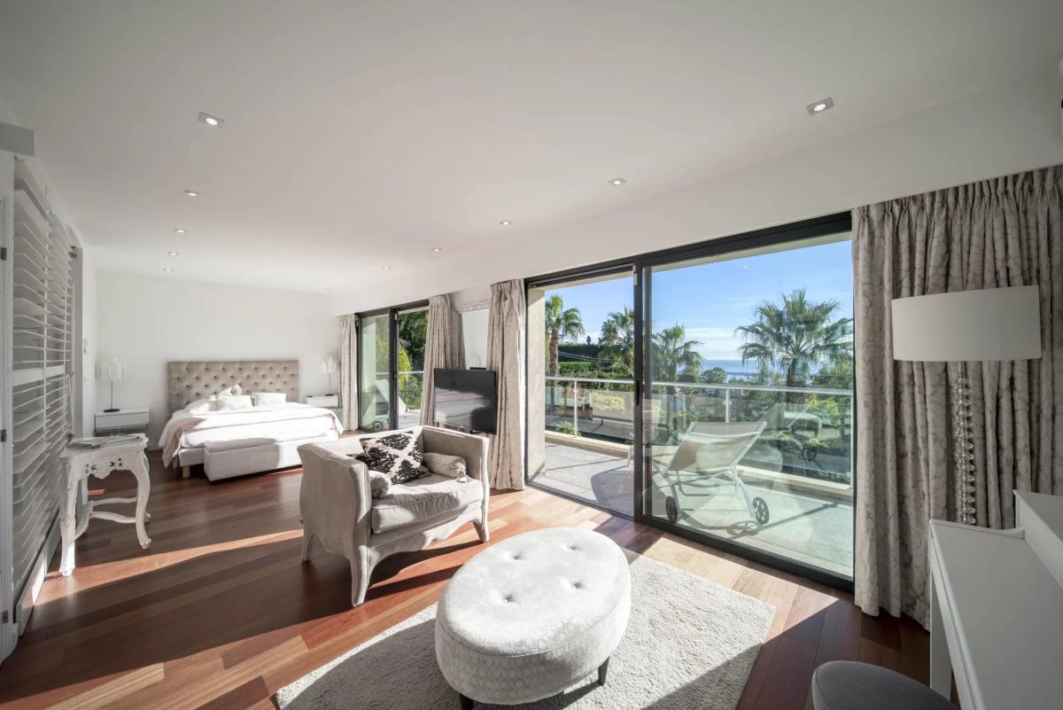 SUPER CANNES VILLA CONTEMPORAINE VUE MER A VENDRE