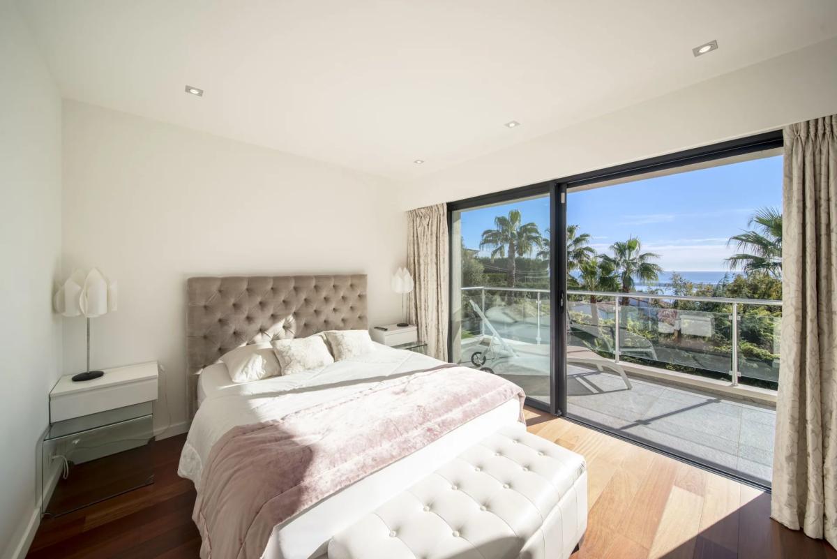 SUPER CANNES VILLA CONTEMPORAINE VUE MER A VENDRE