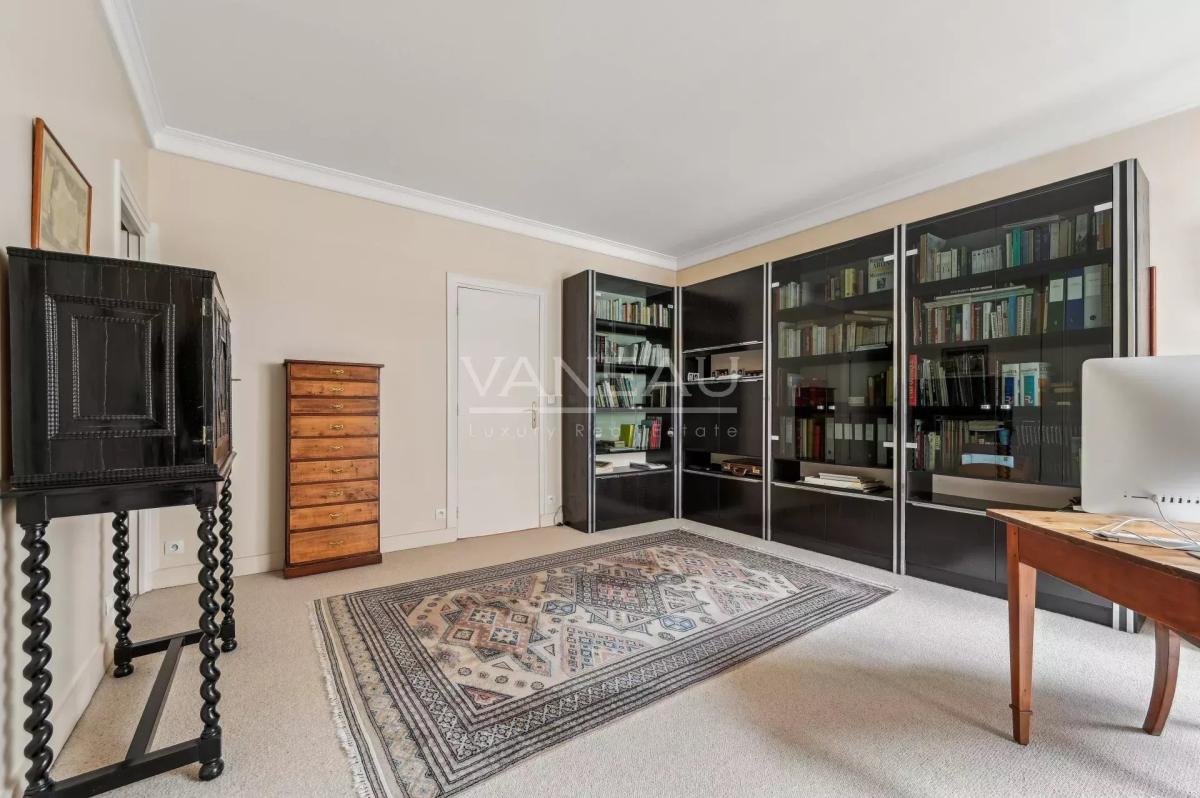 Paris VIIe - PLACE DE BRETEUIL - Appartement avec terrasse