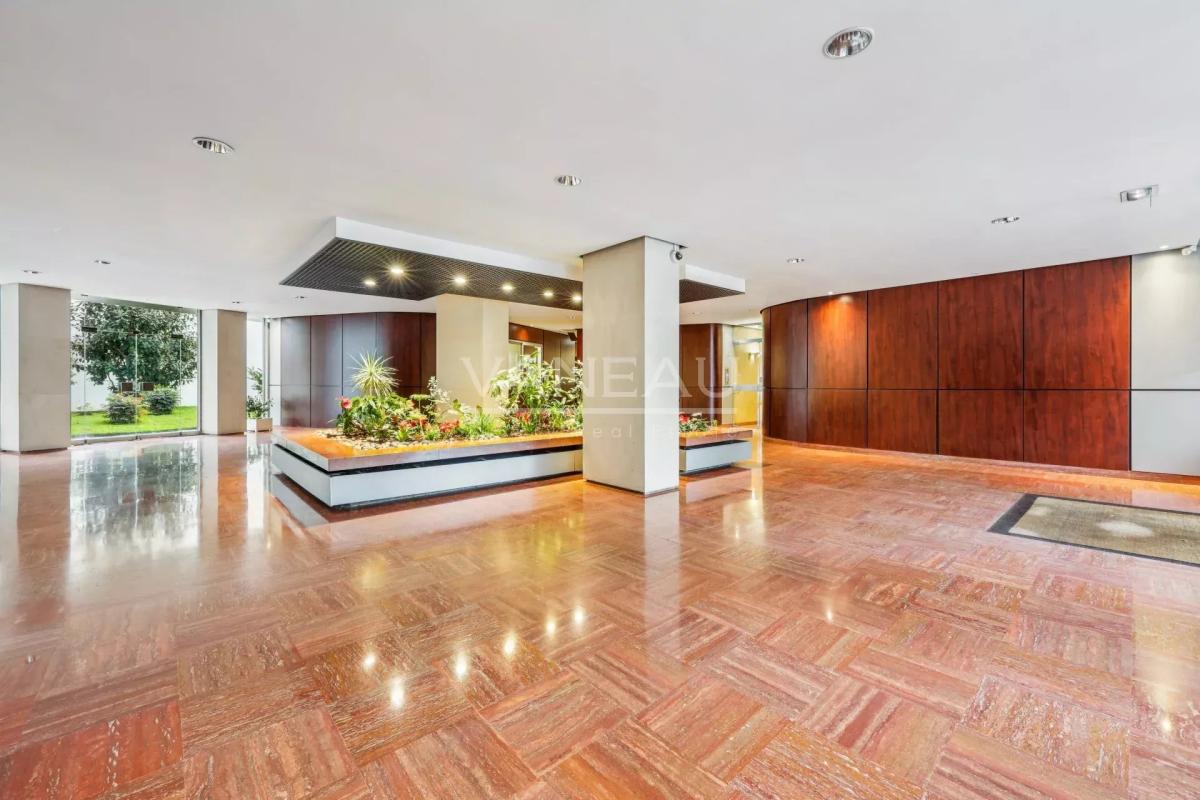 Paris VIIe - Gros Caillou -  Appartement avec balcon  — 2 chambr