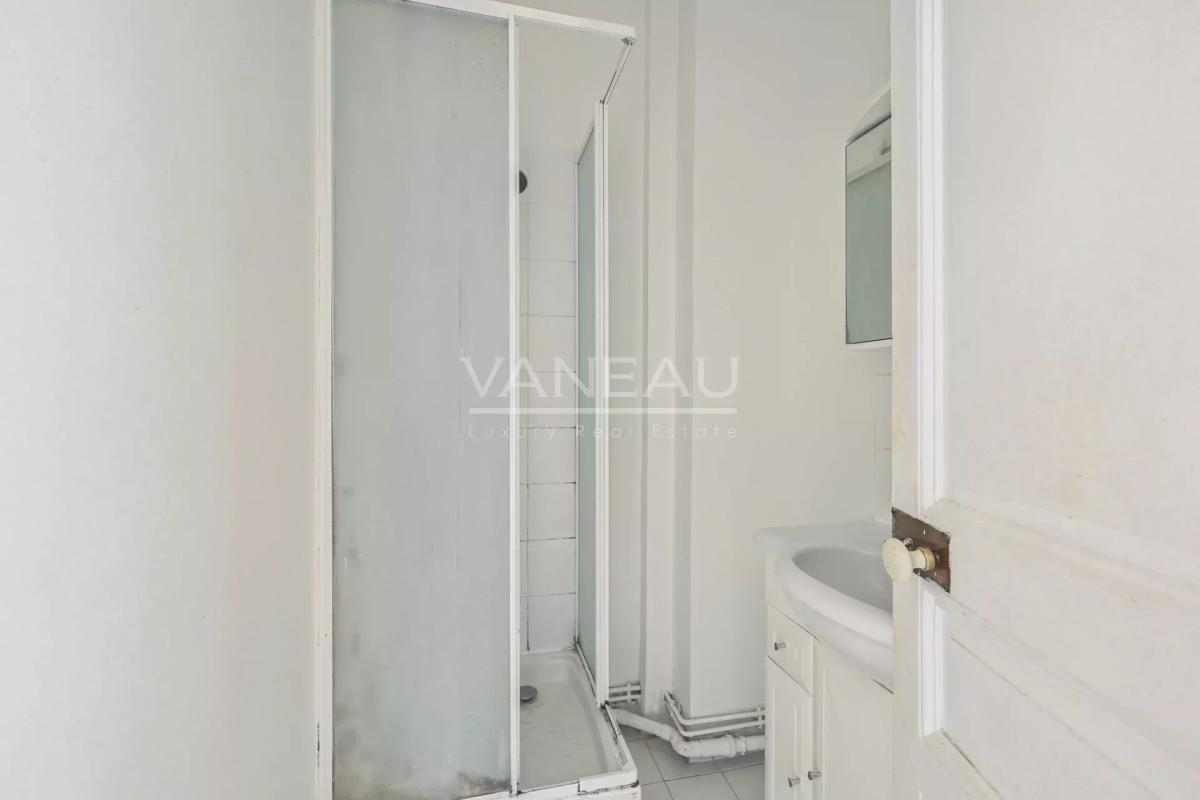 PARIS XV - Villa Poirier : Appartement trois pièces à rénover