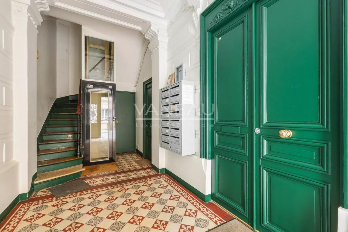 PARIS XV - Villa Poirier : Appartement trois pièces à rénover