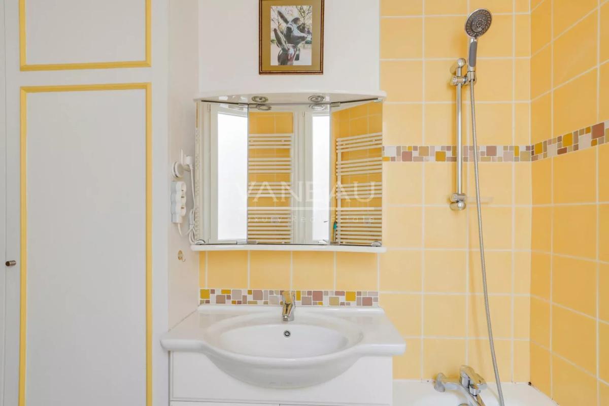 Paris 15ème - Ernest Renan - charmant deux pièces en étage élevé