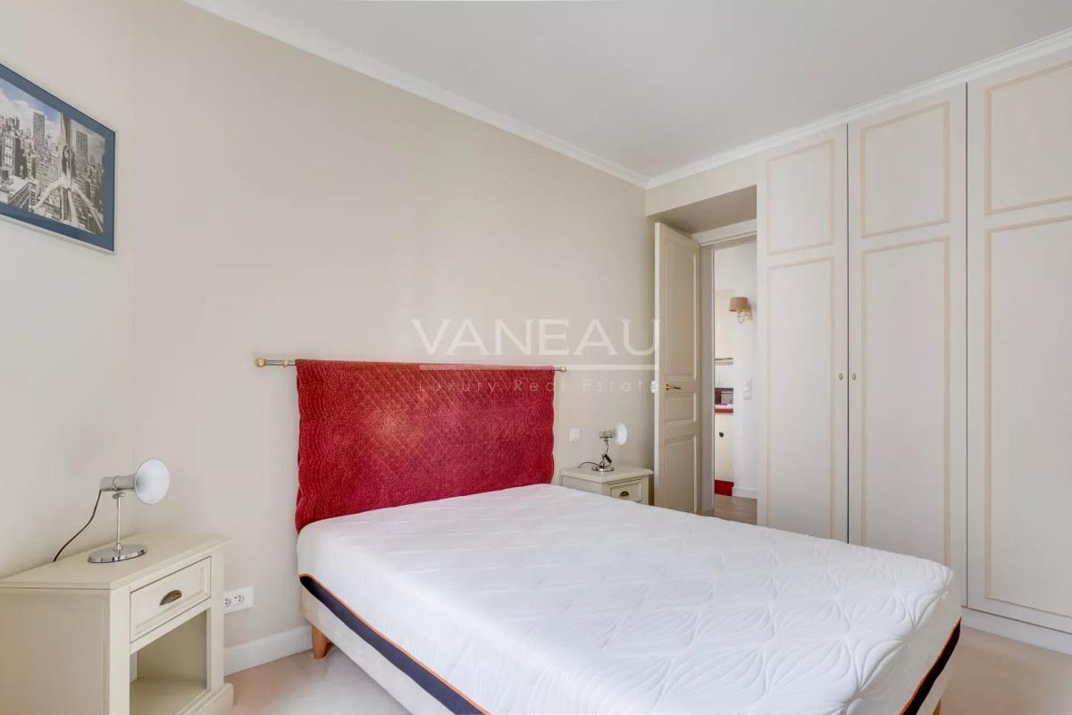 Paris 15ème - Ernest Renan - charmant deux pièces en étage élevé