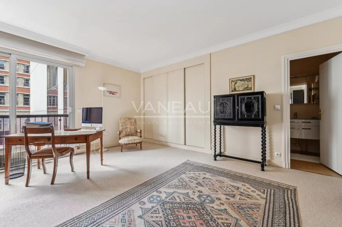 Paris VIIe - PLACE DE BRETEUIL - Appartement avec terrasse