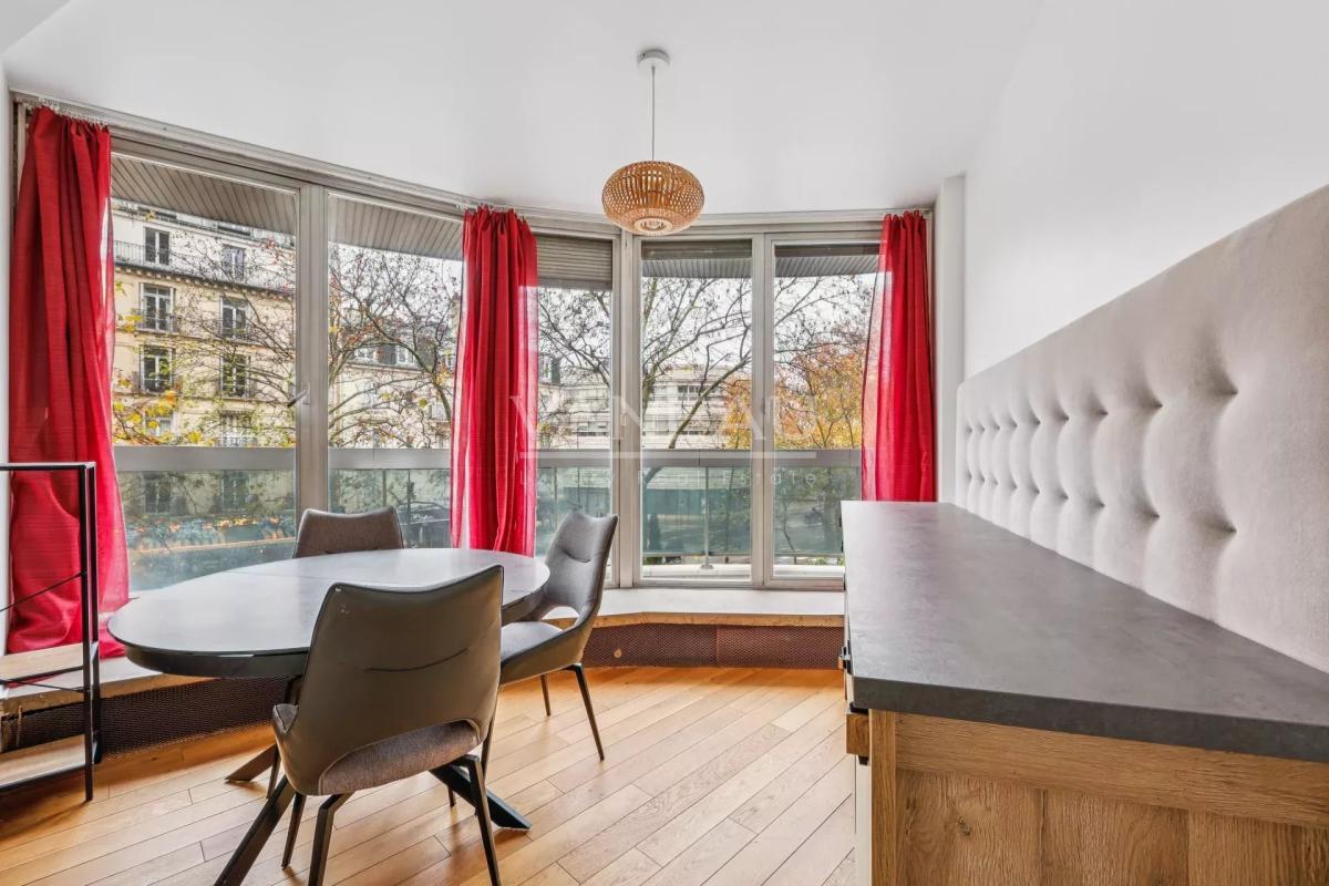 Paris VIIe - Gros Caillou -  Appartement avec balcon  — 2 chambr