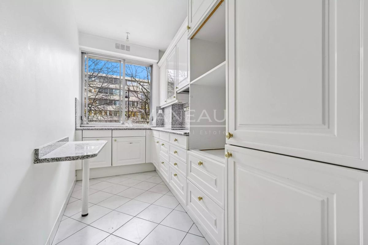 Paris XIVe - Port Royal - Balcon, vue dégagée.