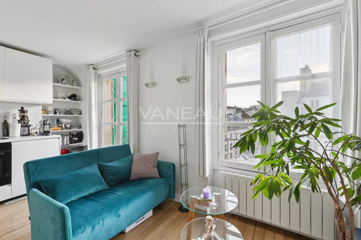 Exclusivité  - Paris 4e - Rue Saint-Antoine - vue dégagée et ens