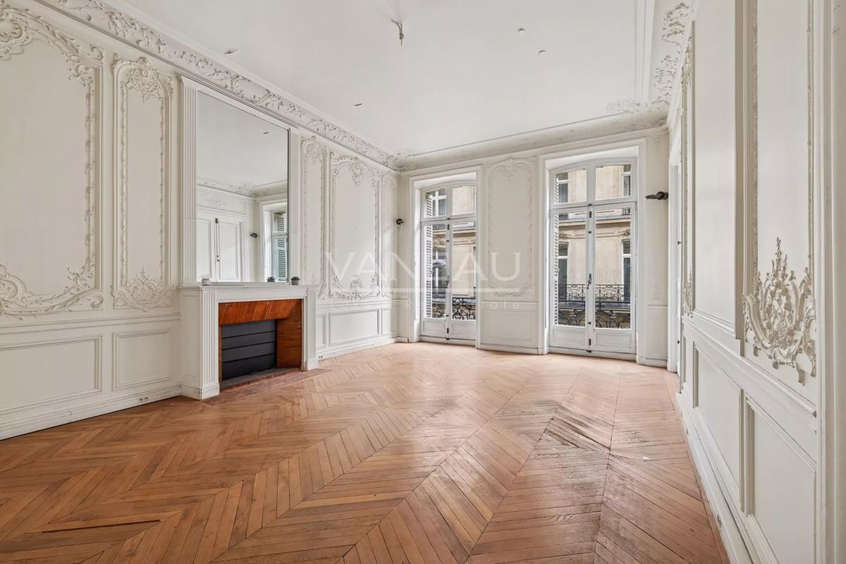 Paris VIII - Triangle d'or - Appartement de caractère traversant