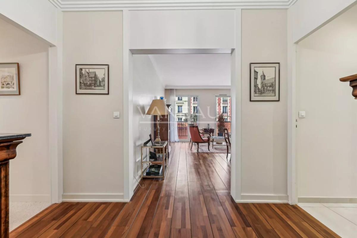 Paris VIIe - PLACE DE BRETEUIL - Appartement avec terrasse