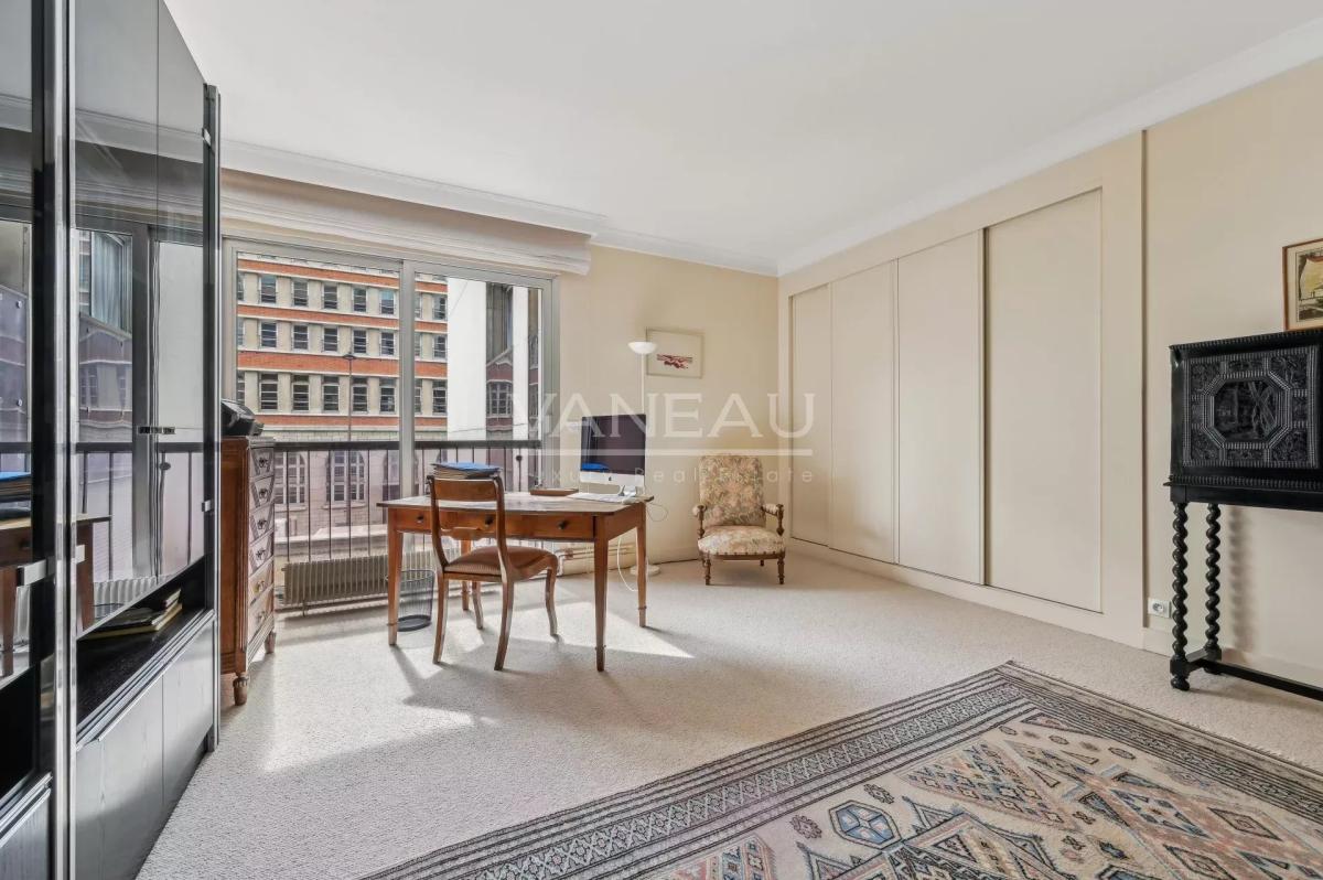 Paris VIIe - PLACE DE BRETEUIL - Appartement avec terrasse