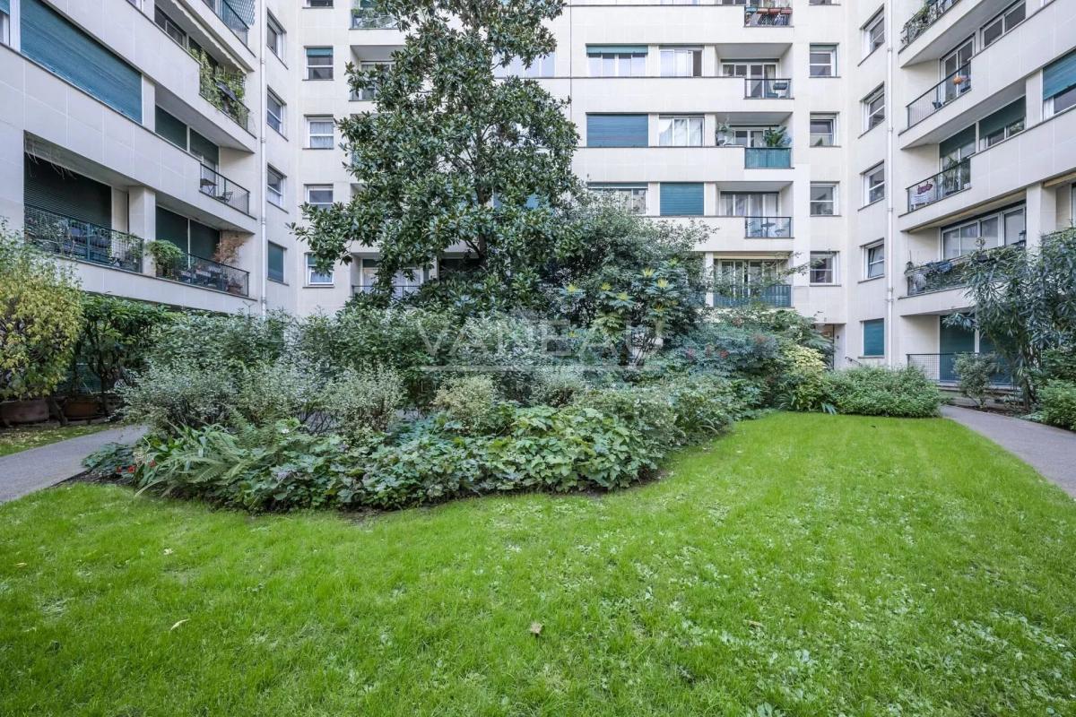 PARIS XVIIe - Rue des Acacias - Trois pièces avec balcon