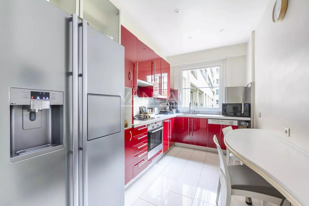 PARIS XVIIe - Rue des Acacias - Trois pièces avec balcon