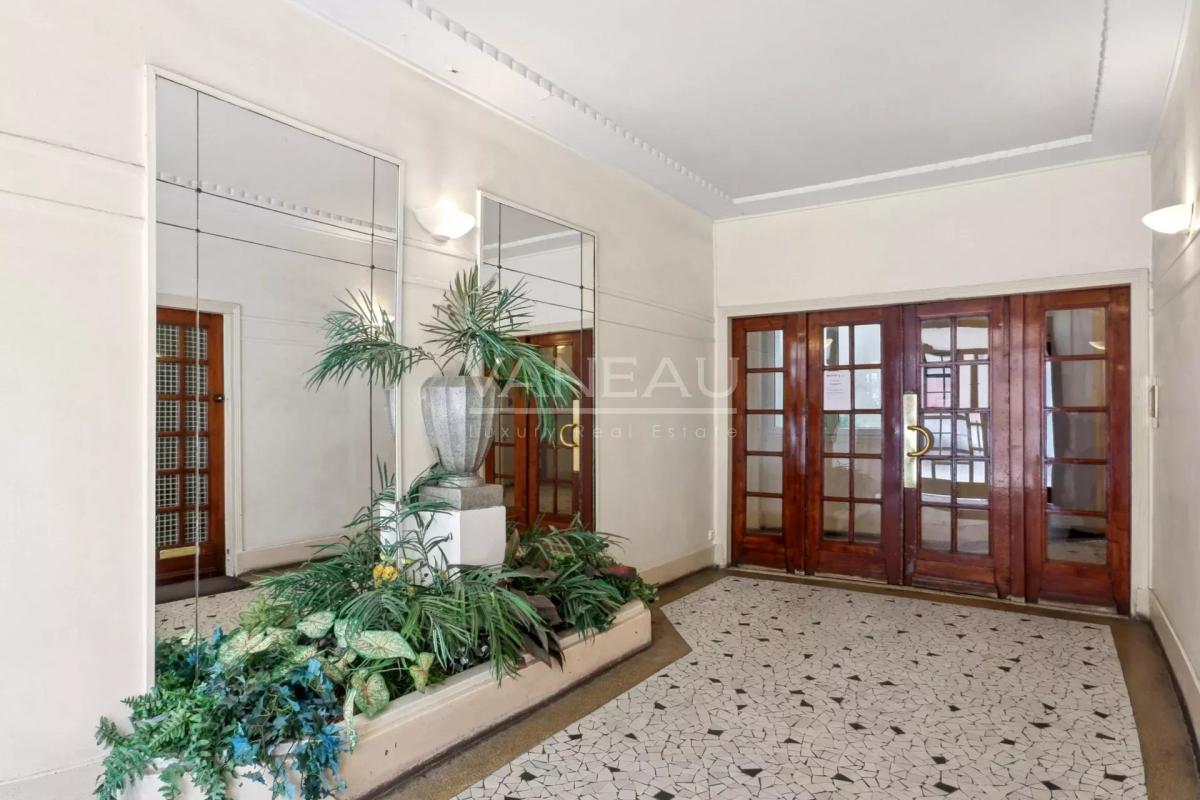 PARIS XVIe - Bel ancien avec ascenseur