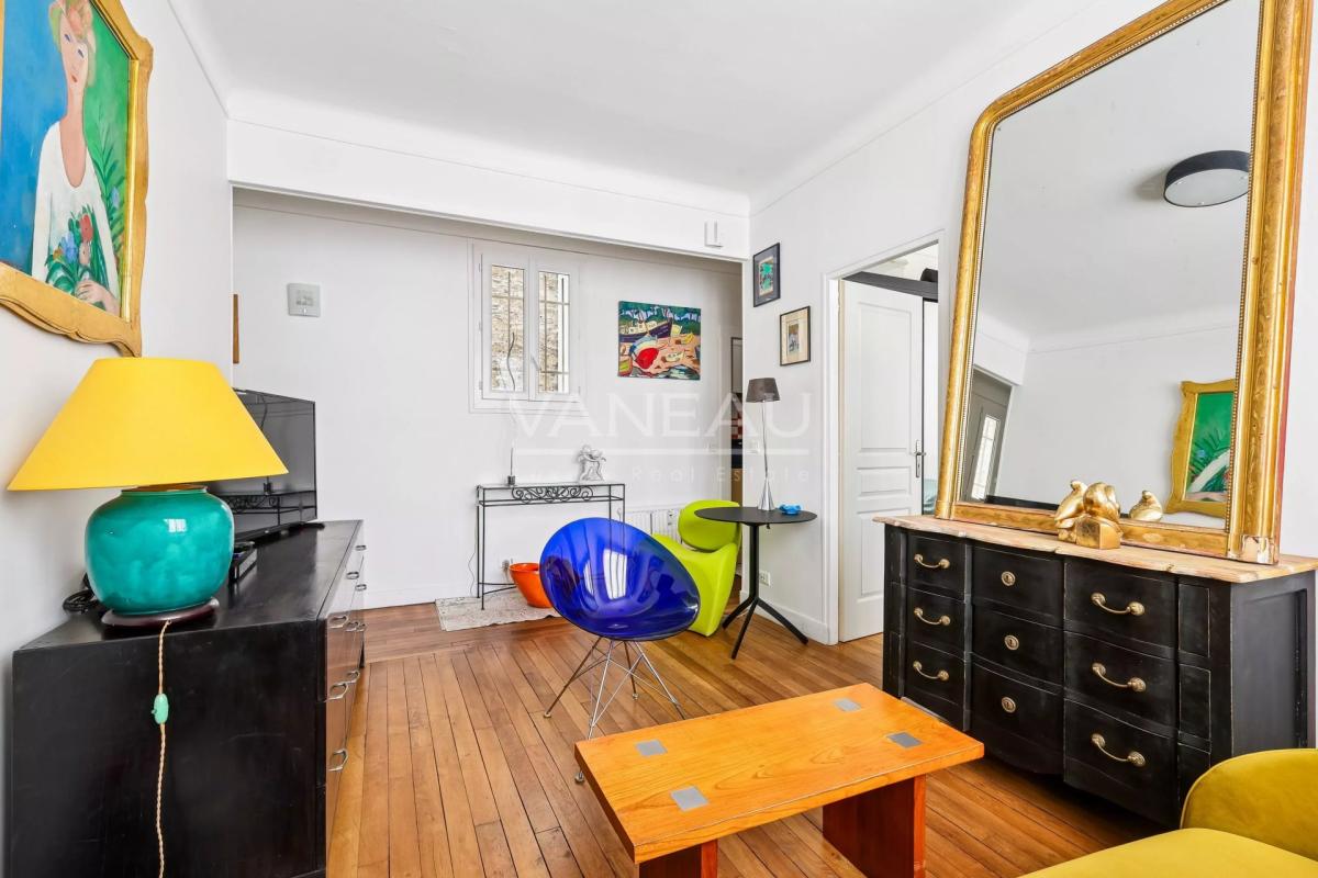 PARIS XVe - Volontaires : Appartement deux pièces au calme