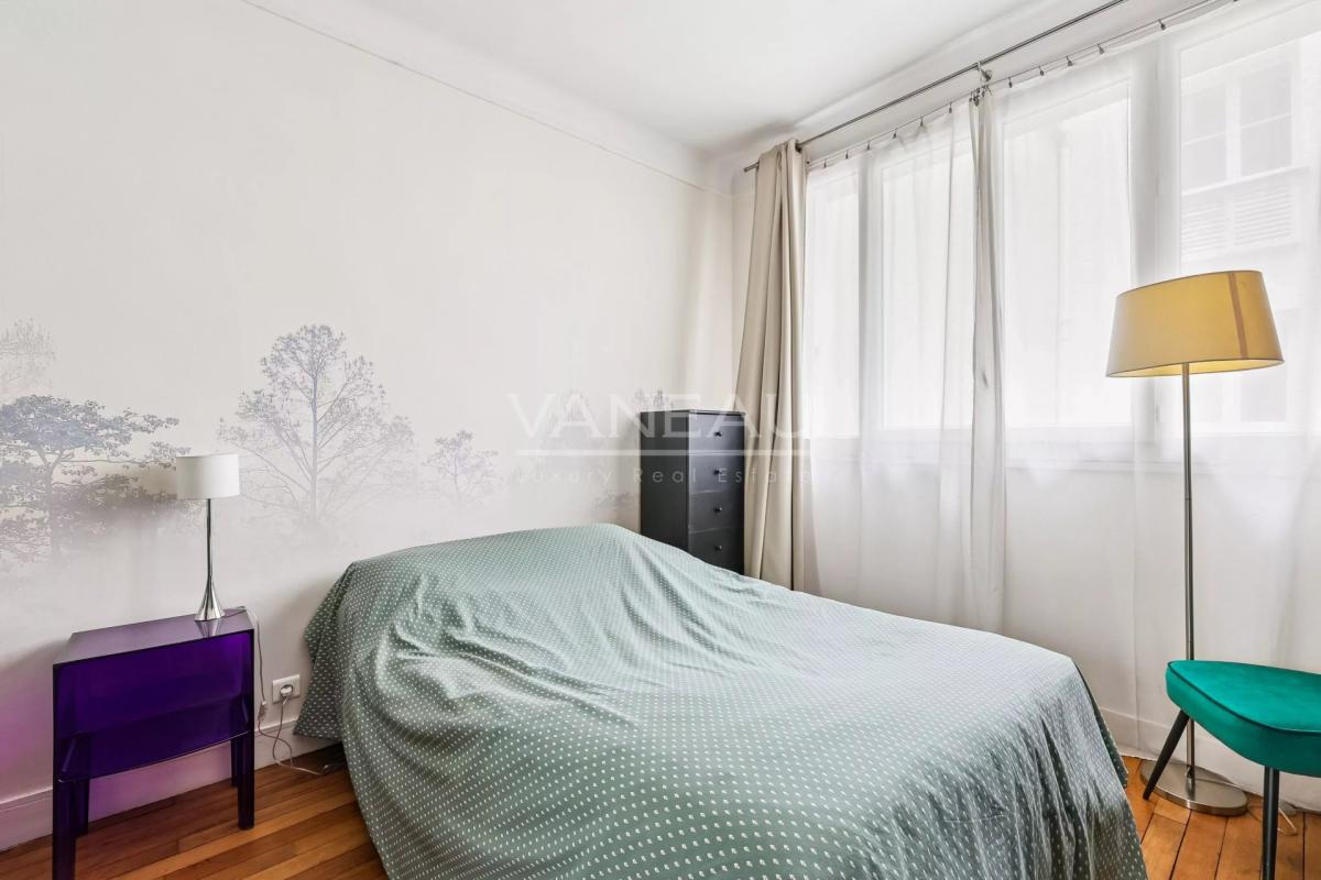 PARIS XVe - Volontaires : Appartement deux pièces au calme