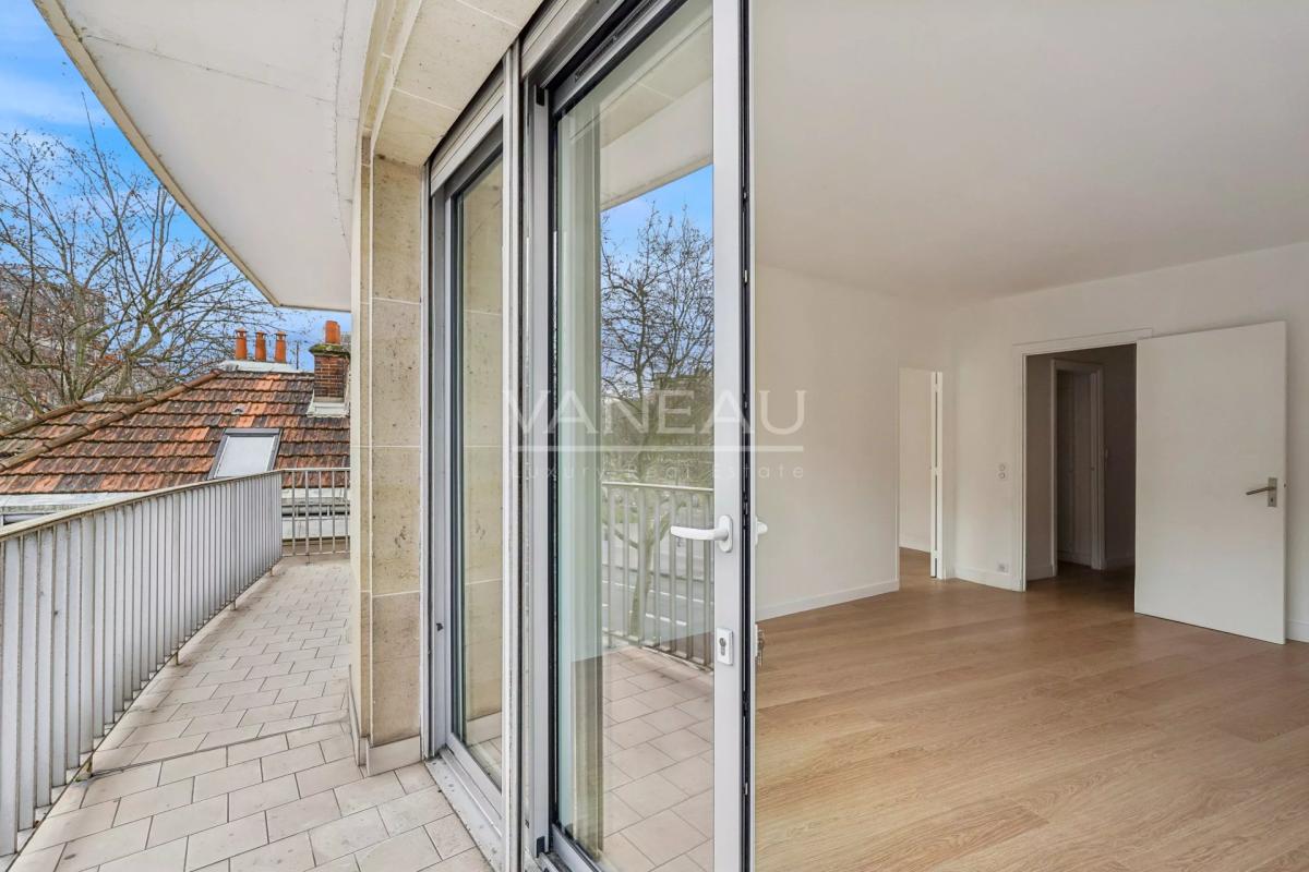 Paris XIVe - Port Royal - Balcon, vue dégagée.