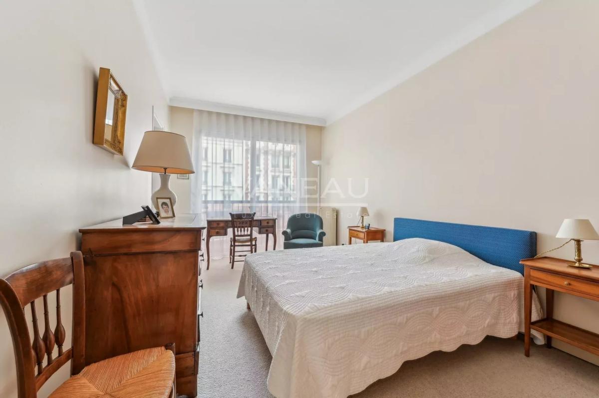 Paris VIIe - PLACE DE BRETEUIL - Appartement avec terrasse