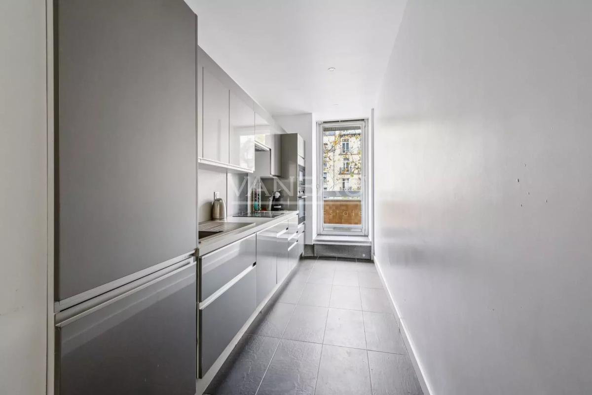 Paris VIIe - Gros Caillou -  Appartement avec balcon  — 2 chambr