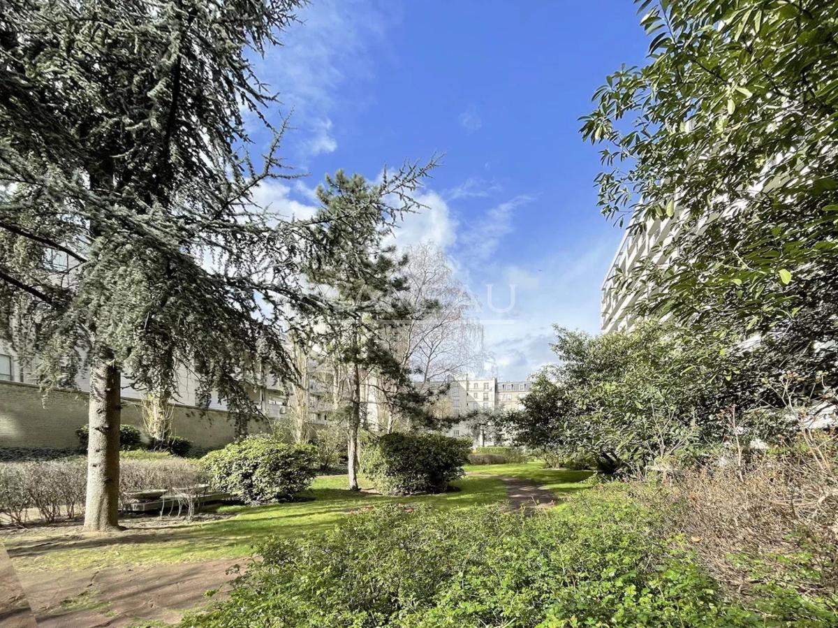 Charmant Studio de 31m2 avec grand  Balcon proche Métro Simplon