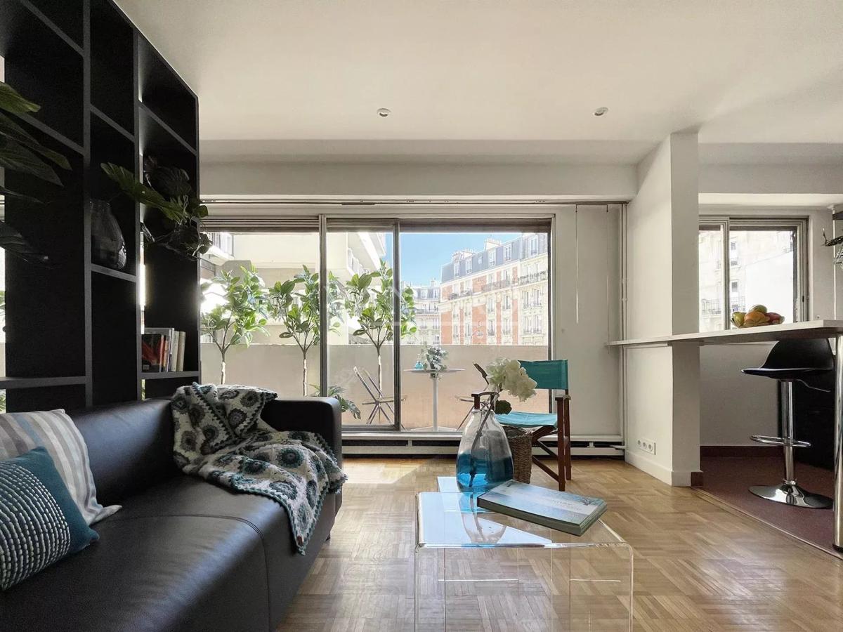 Charmant Studio de 31m2 avec grand  Balcon proche Métro Simplon