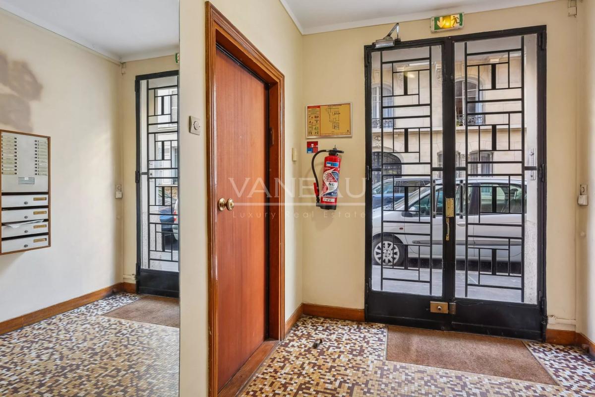 Neuilly- Maurice Barrés - Studio rénové et meublé