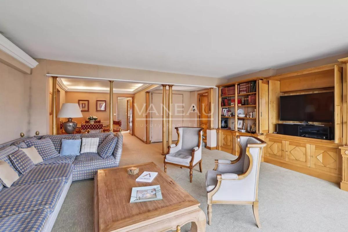 Paris VIIe - Invalides Place Vauban - Etage élevé avec vue dégag