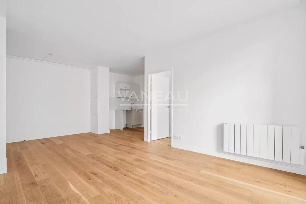 Issy-les-Moulineaux - Trois pièces rénové avec large balcon