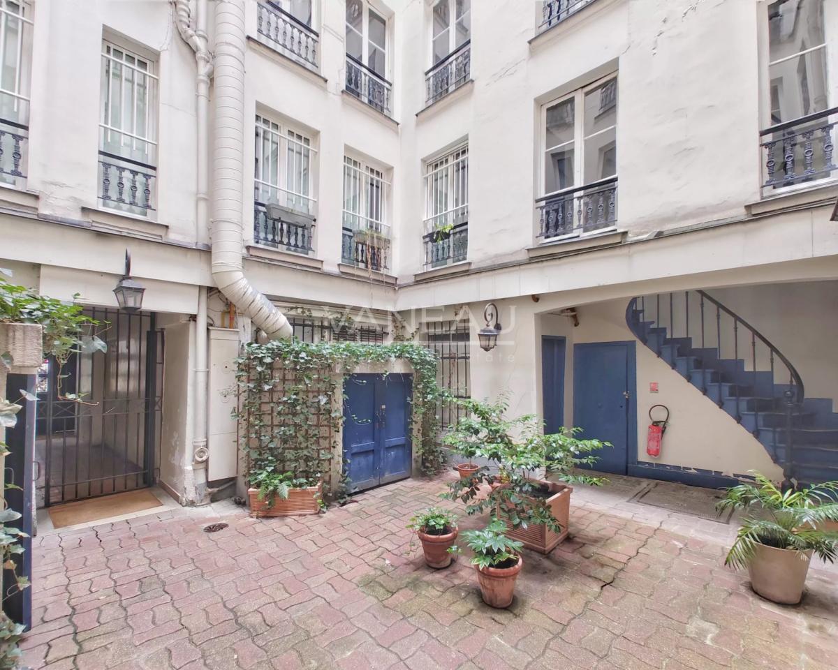 Paris IIe - Montorgueil - Studio dernier étage avec terrasse