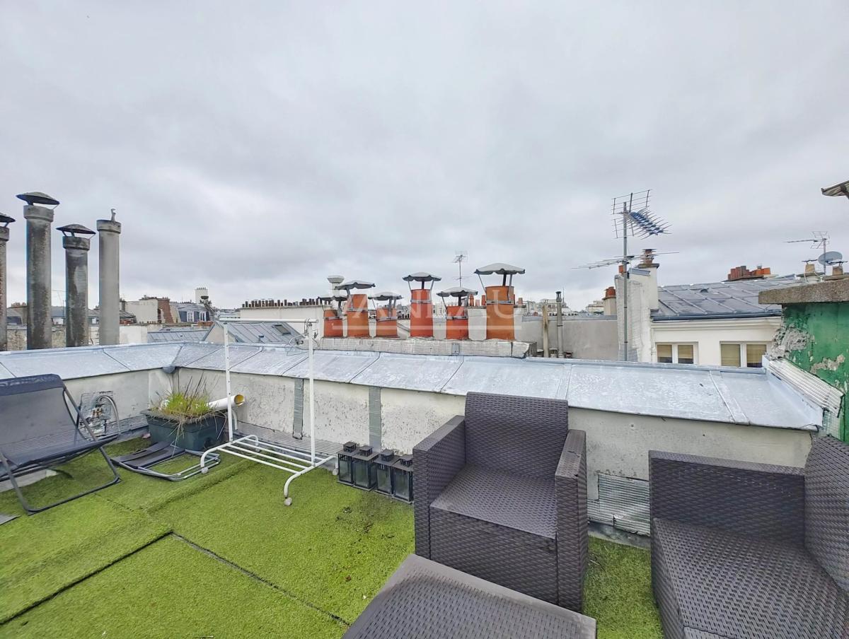 Paris IIe - Montorgueil - Studio dernier étage avec terrasse