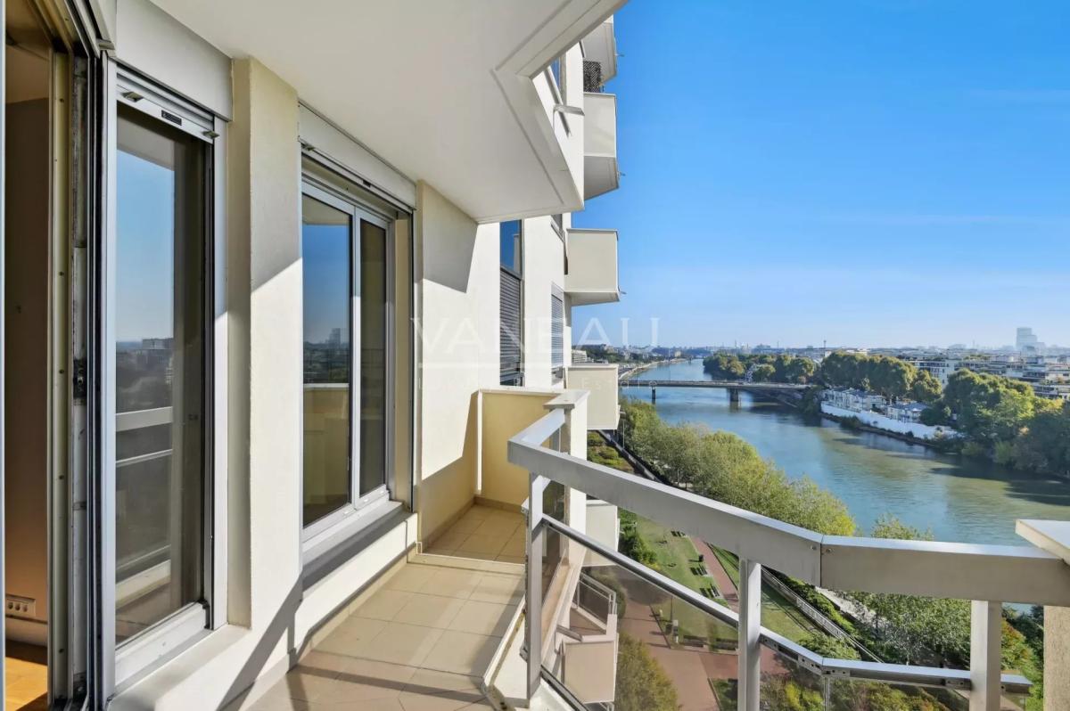 Courbevoie / Front de Seine / vue Tour Eiffel