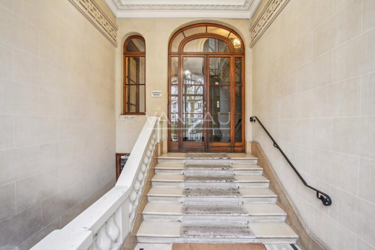 PARIS XVe - Adolphe Cherioux - Studio en dernier étage