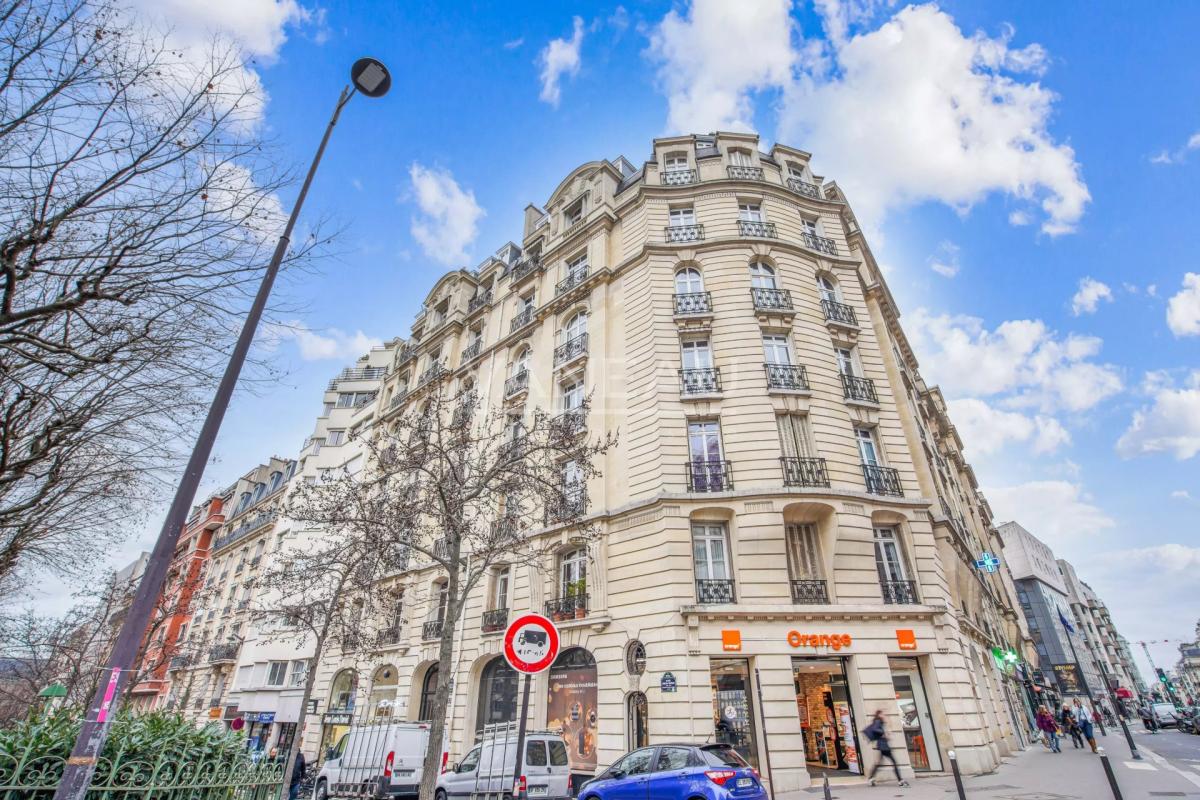 PARIS XVe - Adolphe Cherioux - Studio en dernier étage